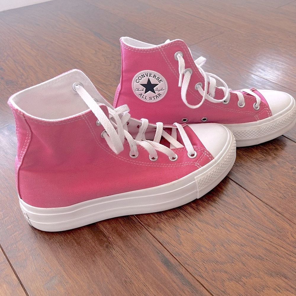 Women’s platform Converse size 8. Pink. Great condition.